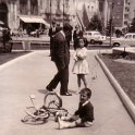 litigio in piazza per la bicicletta 1963
